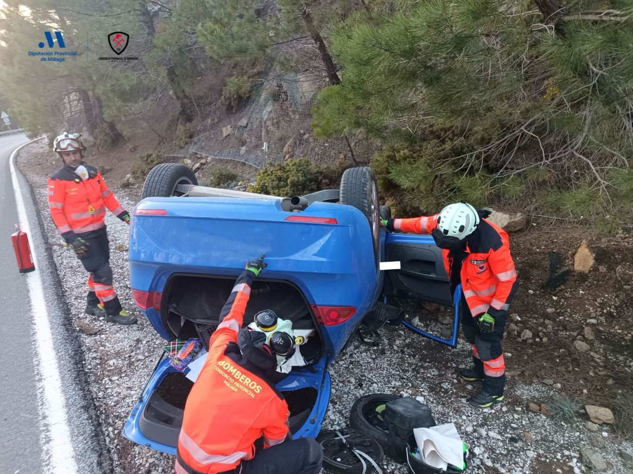 Un conductor resulta ileso tras volcar su turismo de forma aparatosa en la carretera Ronda-San Pedro
