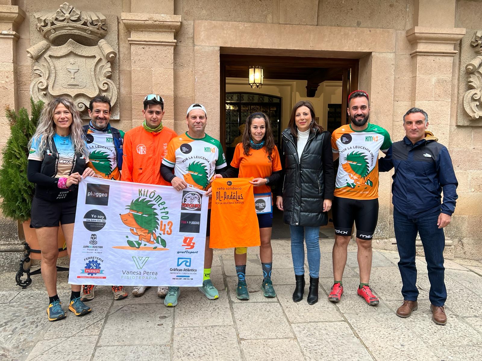 Los ciclistas solidarios han sido recibidos por la alcaldesa y el concejal de Deportes.