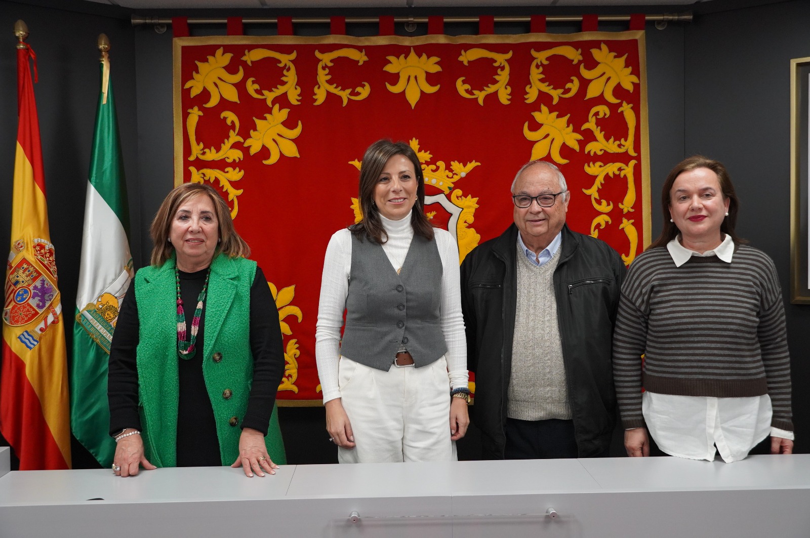 La alcaldesa junto con los colectivos y la persona premiada por el 28F.