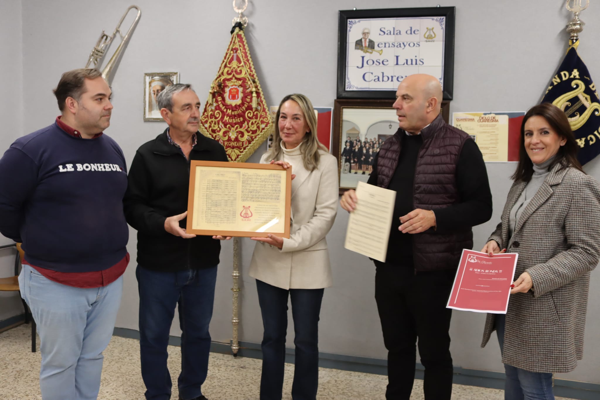 El Ayuntamiento recibe las copias de las dos partituras de pasodobles dedicadas a Ronda.