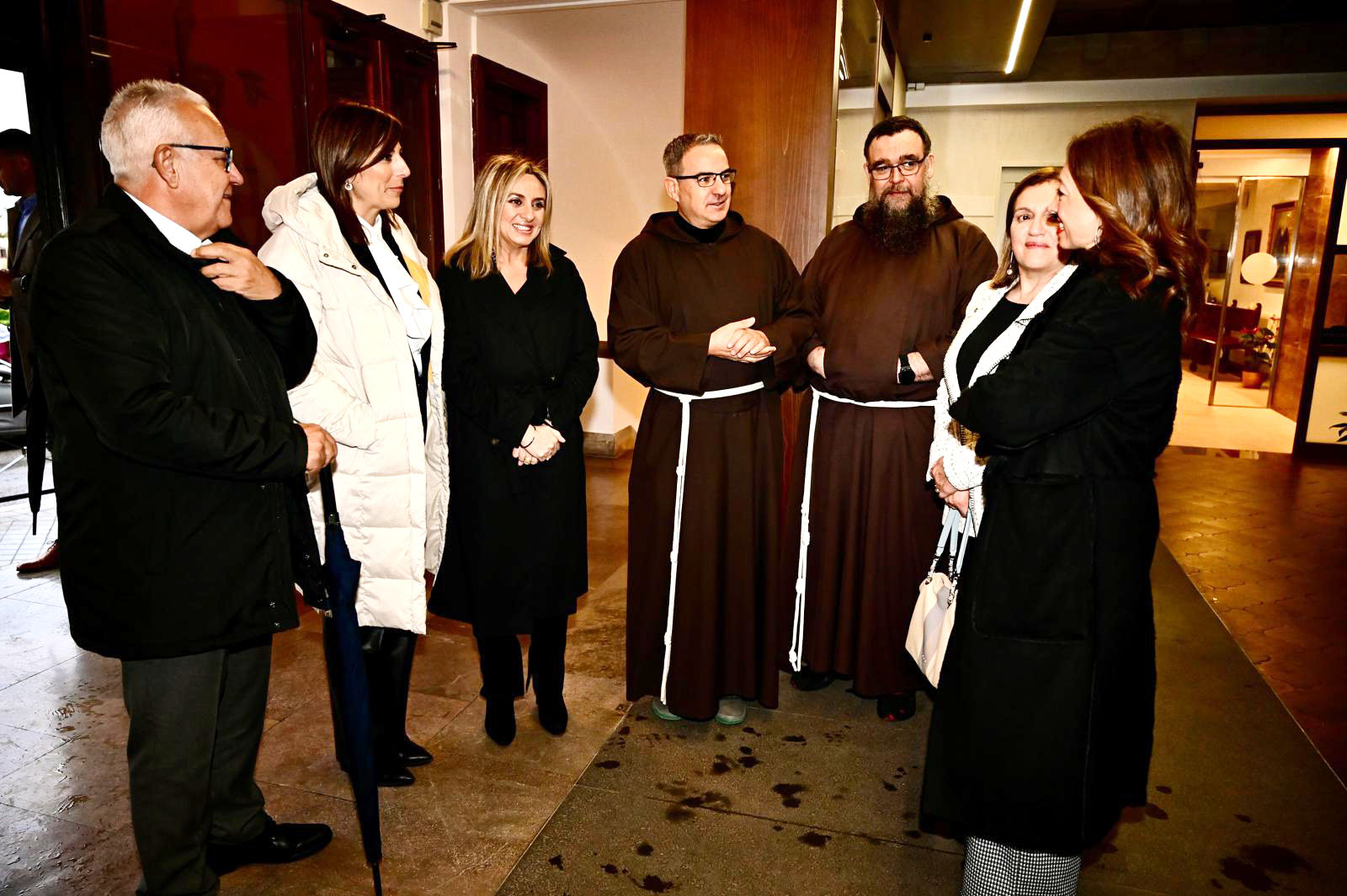 Las alcaldesas de Ronda, Alpandeire y Granada han visitado hoy el sepulcro de Fray Leopoldo situado en la capital nazarí.