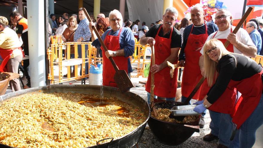 Numerosos vecinos se encargan de elaborar la sopa de los Siete Ramales.
