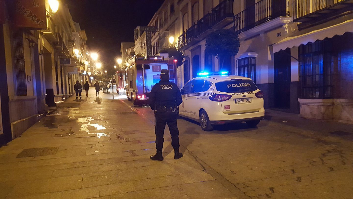 Detienen a un conductor ebrio que circulaba con una rueda menos tras chocar con una esquina