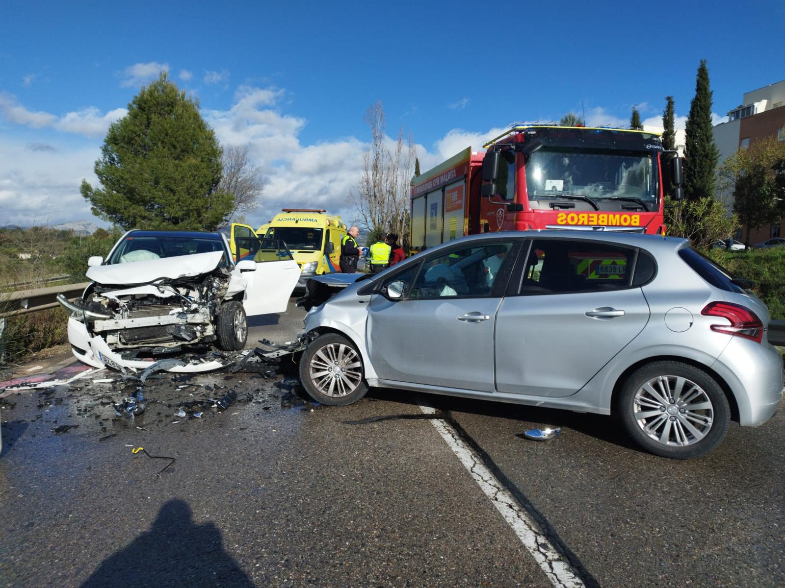 La colisión ha tenido lugar esta tarde en la carretera de circunvalación, junto a la almazara.