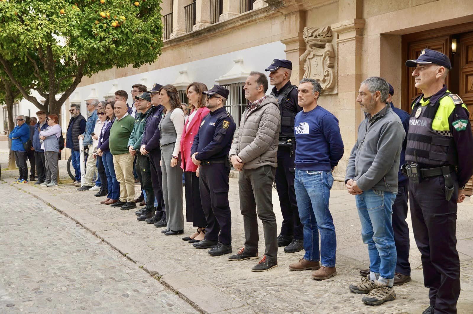 Autoridades civiles y militares , así como familiares. han guardado un minuto de silencio.