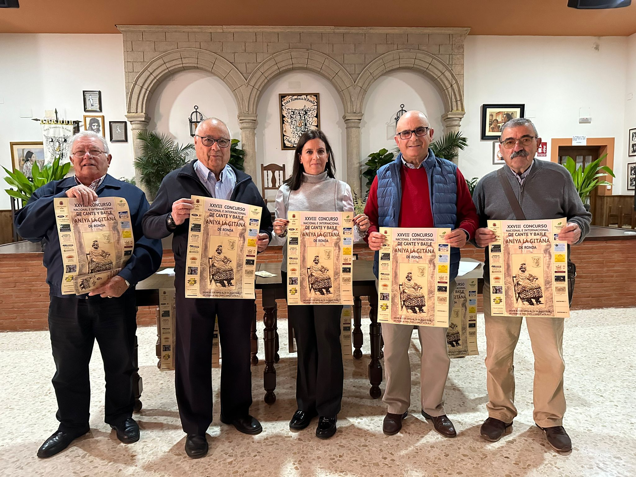 La concejal de Cultura junto a los responsables de la peña han presentado el concurso.