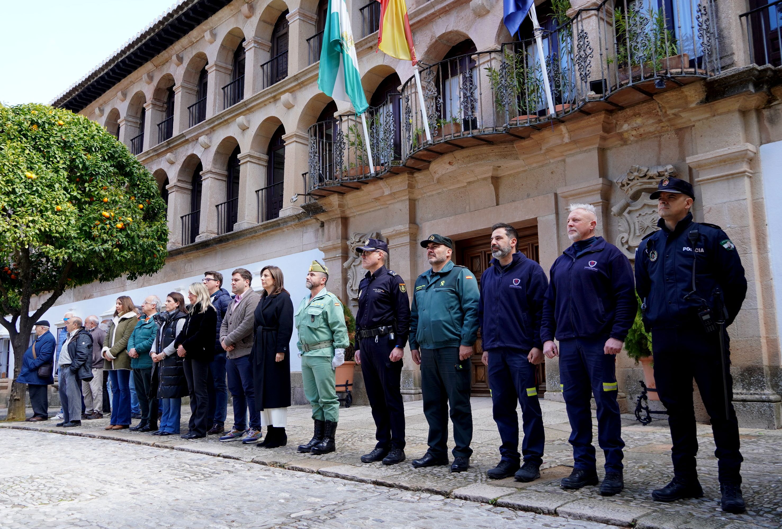 Autoridades civiles y militares, así como ciudadanos han mantenido un minuto de silencio en el Ayuntamiento.