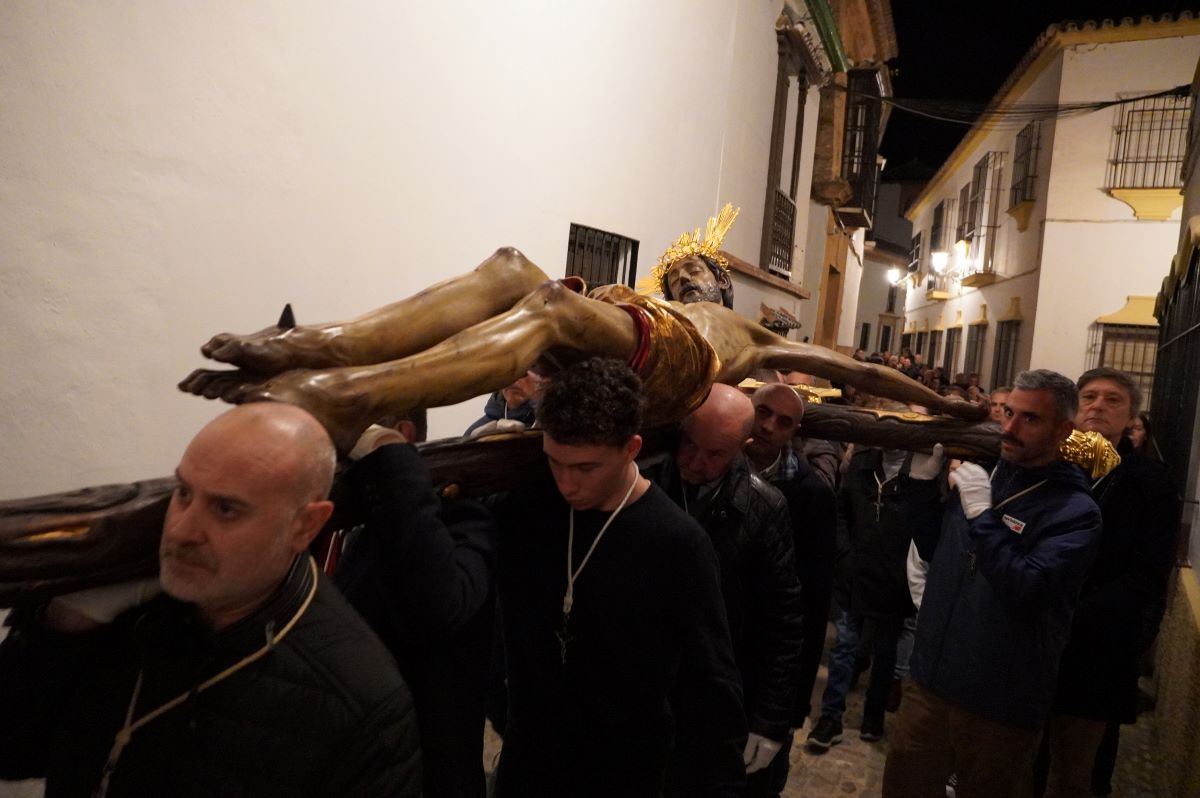 Los hermanos del Silencio han portado la imagen del Cristo Crucificado a hombros.