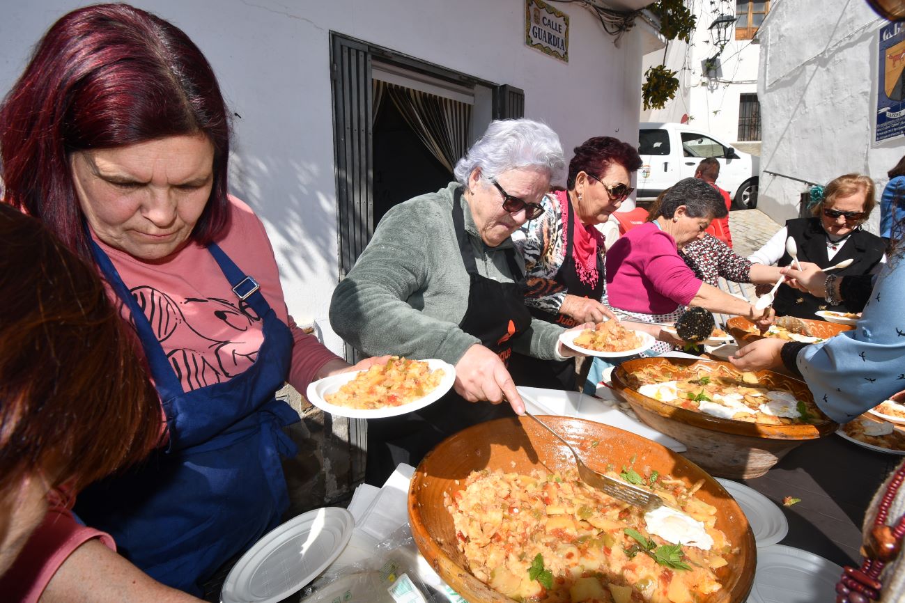 Las vecinas del pueblo elaboraron y repartieron el tradicional gazpacho caliente.