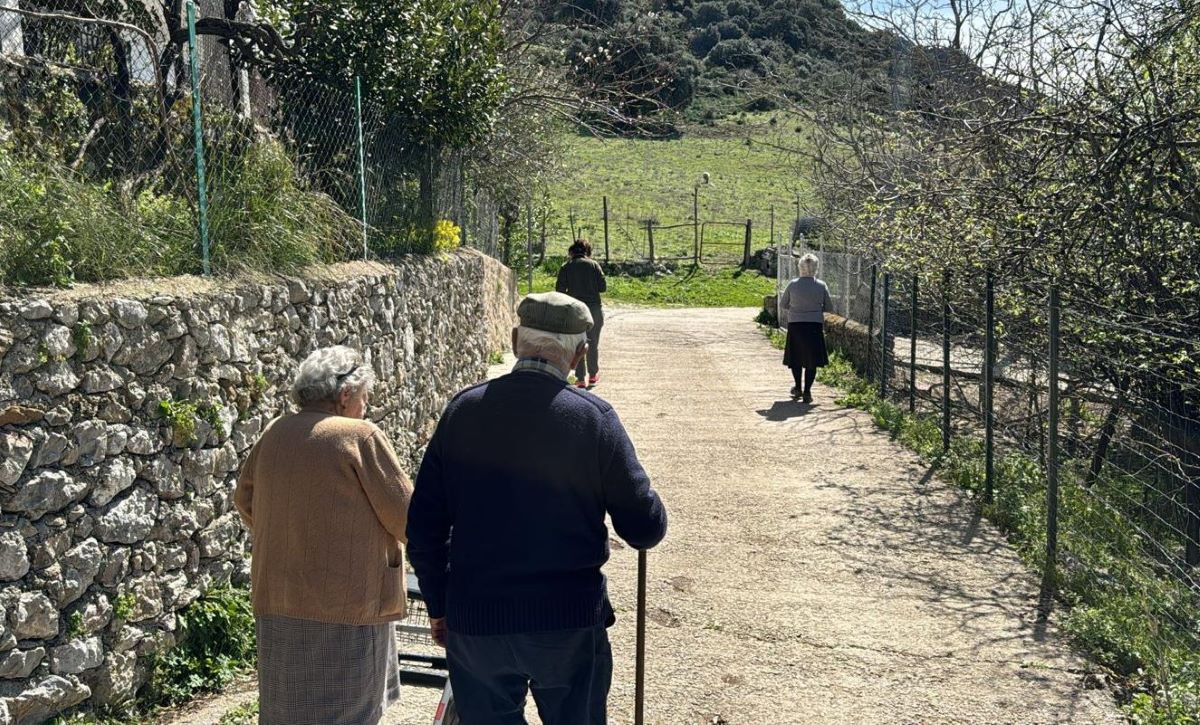 Personas mayores de las pedanías realizando senderismo por la zona.