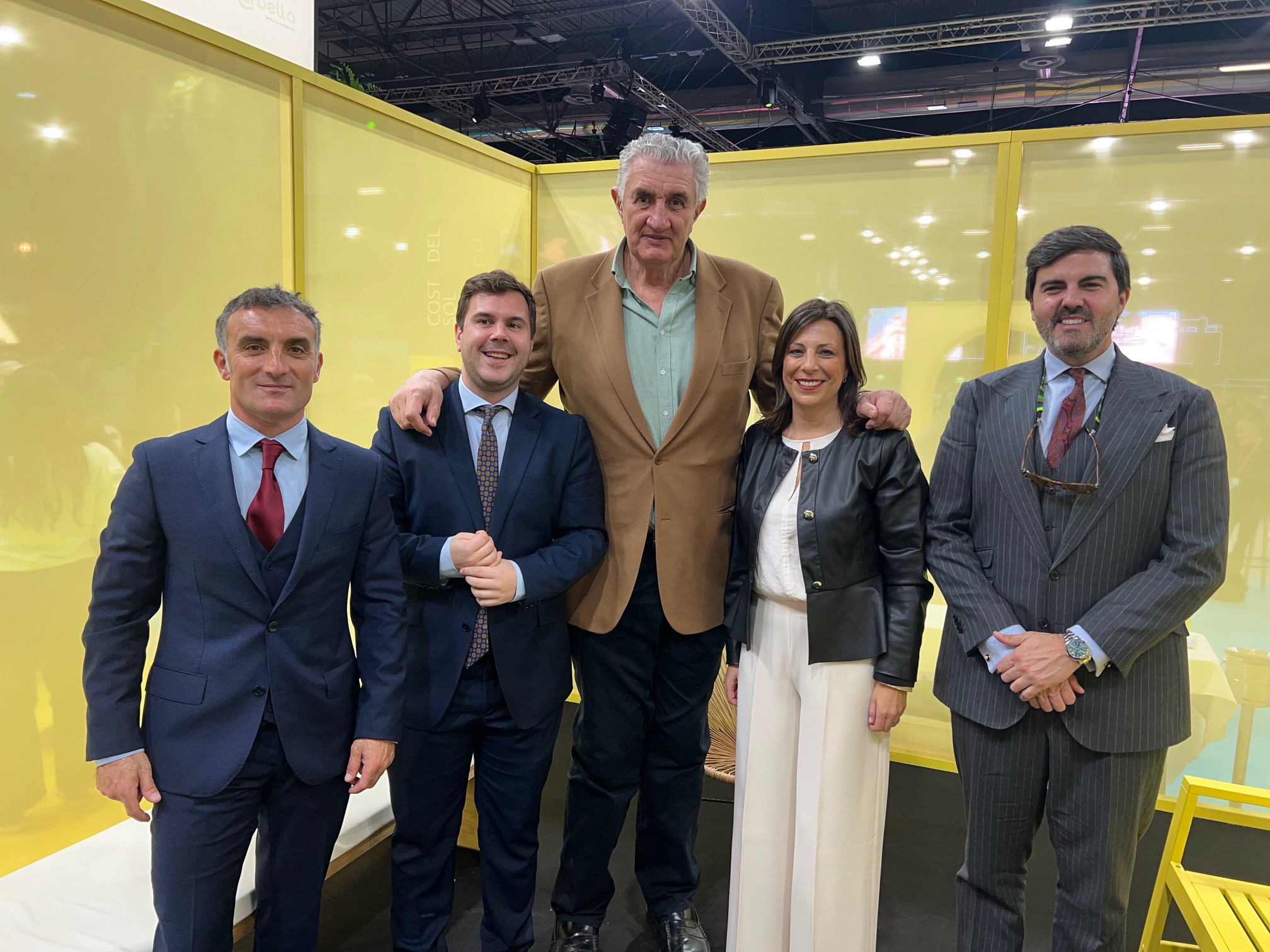 Romay, junto a la alcaldesa y a los ediles de Turismo y Deportes en Fitur 2024.