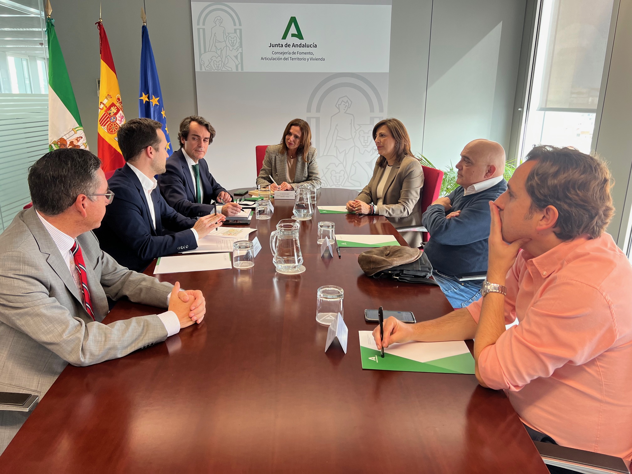 La alcaldesa mantuvo ayer una reunión con la consejera para analizar el proyecto de la autovía.