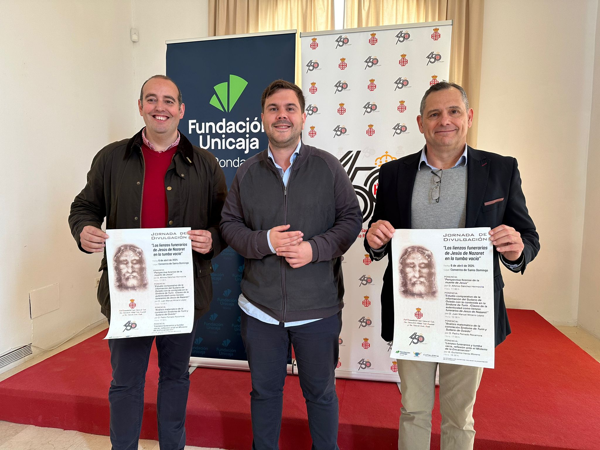 El concejal de Turismo junto a los responsables de la Hermandad del Santo Entierro.