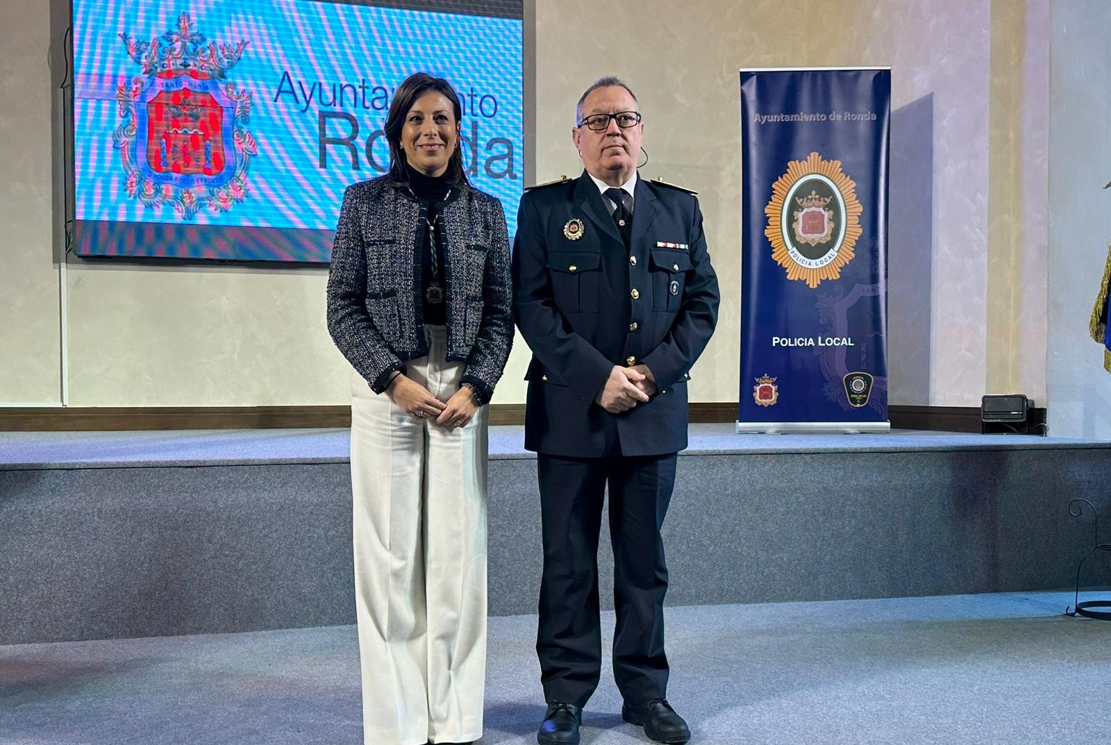 El nuevo inspector jefe, junto a la alcaldesa, en la toma de posesión del cargo.
