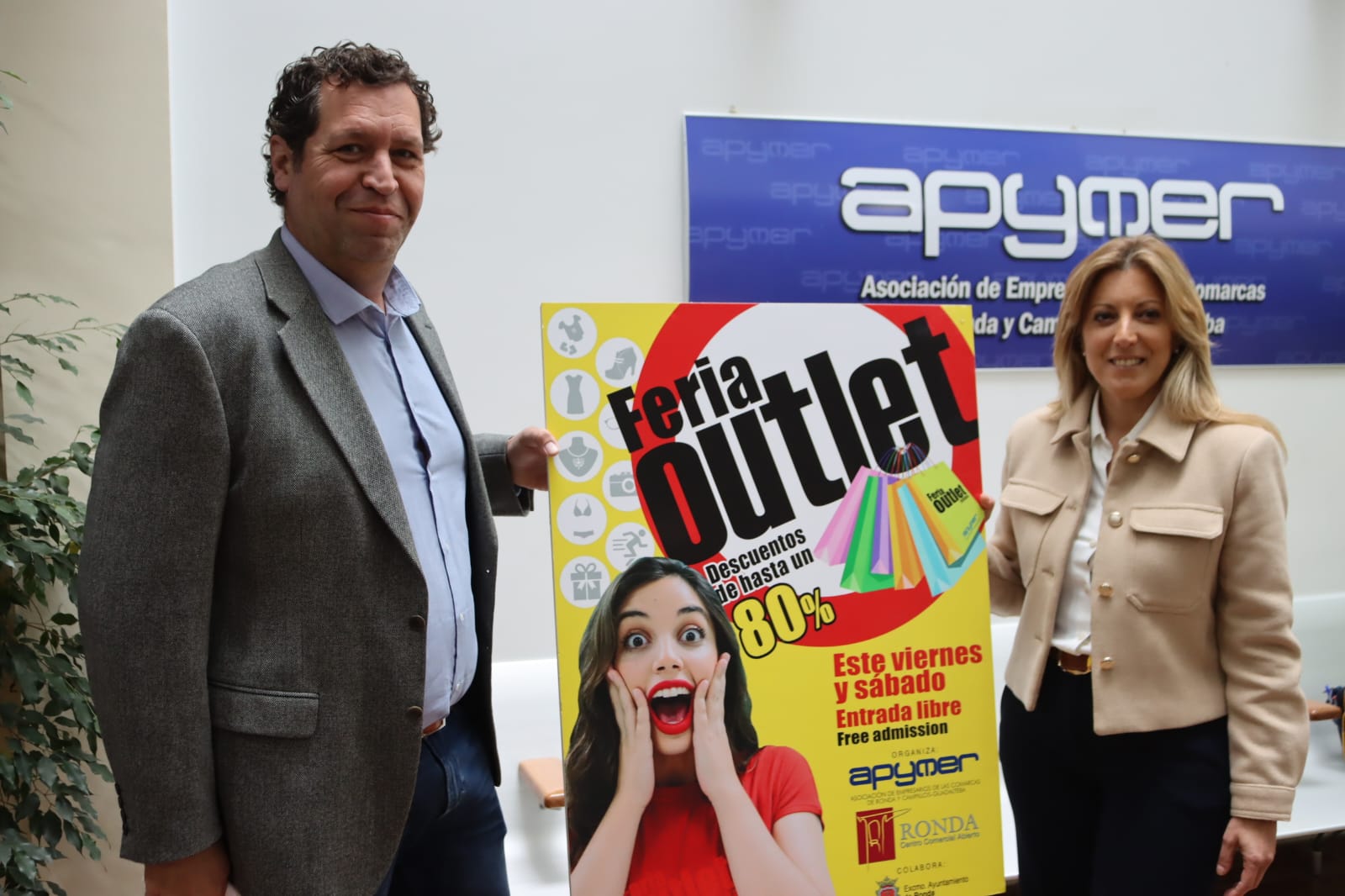 Antonio Palma y Maricarmen Martínez en la presentación de la feria de descuentos.