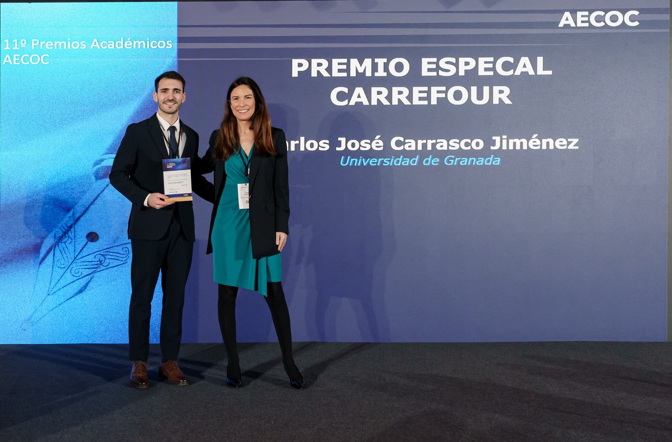 El economista rondeño en el momento de recibir este importante galardón.