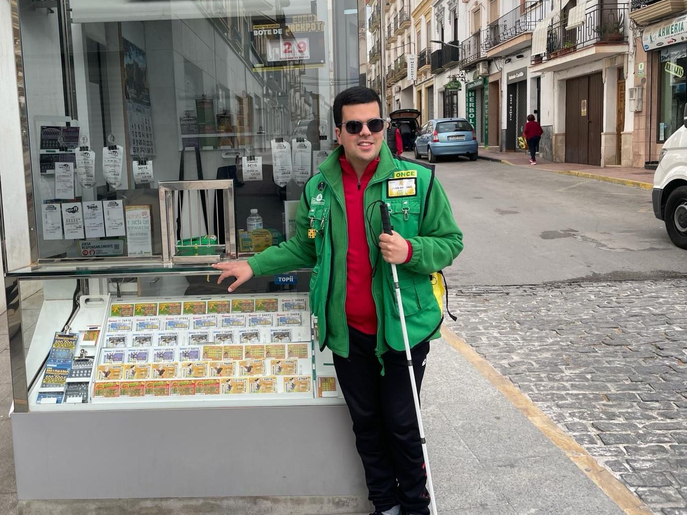 El joven vendedor Juan Antonio Zamora ha repartido el premio.