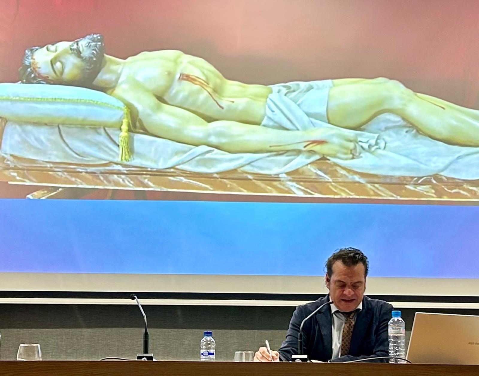 El historiador durante un momento de su conferencia sobre el Santo Entierro de Cristo.