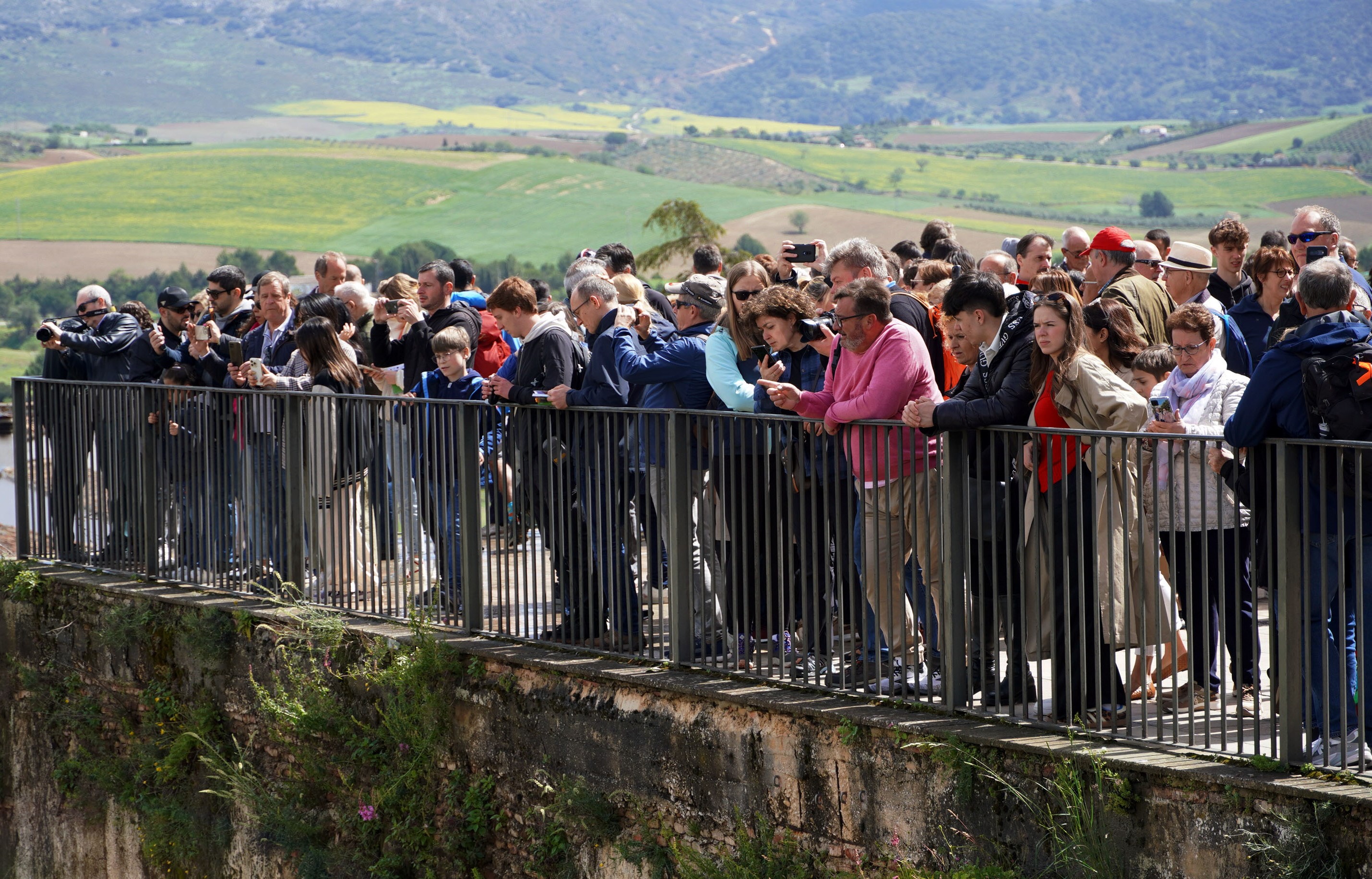 Miles de turistas han visitado Ronda, incluso hoy Lunes de Pascua.