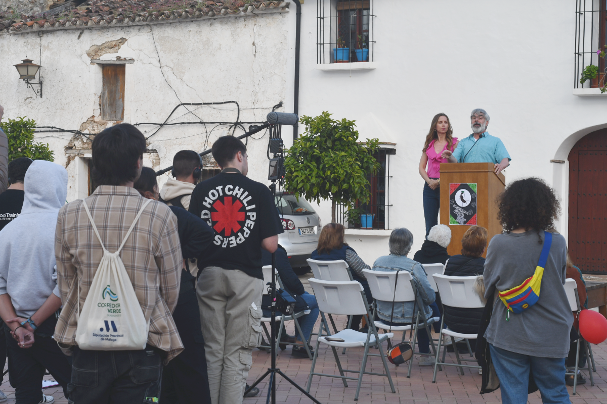 Los vecinos del pueblo están participando como actores y figurantes en el corto.