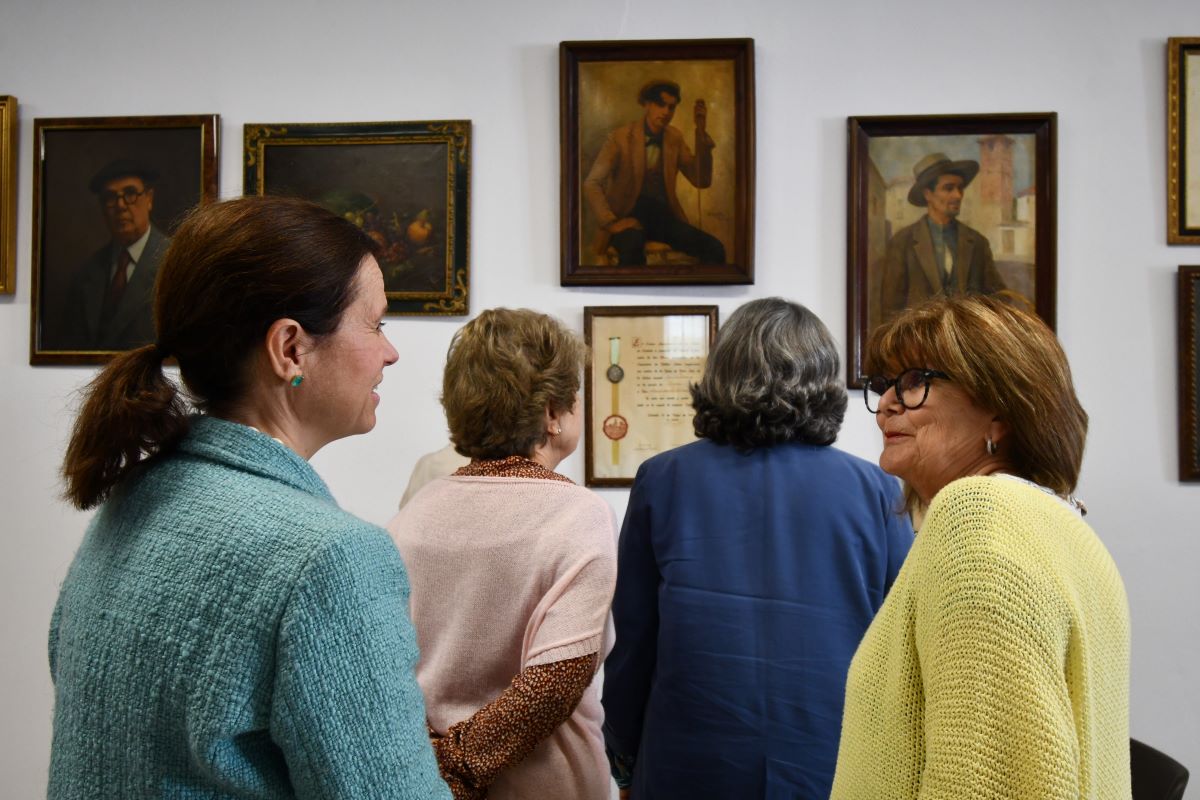 La alcaldesa junto a los familiares del artista en la exposición de pinturas.