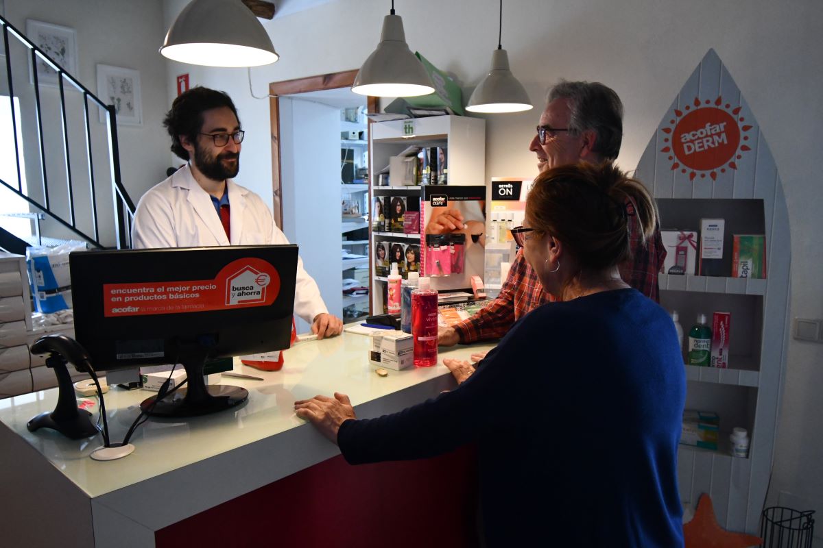 El joven farmacéutico lleva cerca de un año atendiendo a los vecinos del pueblo.