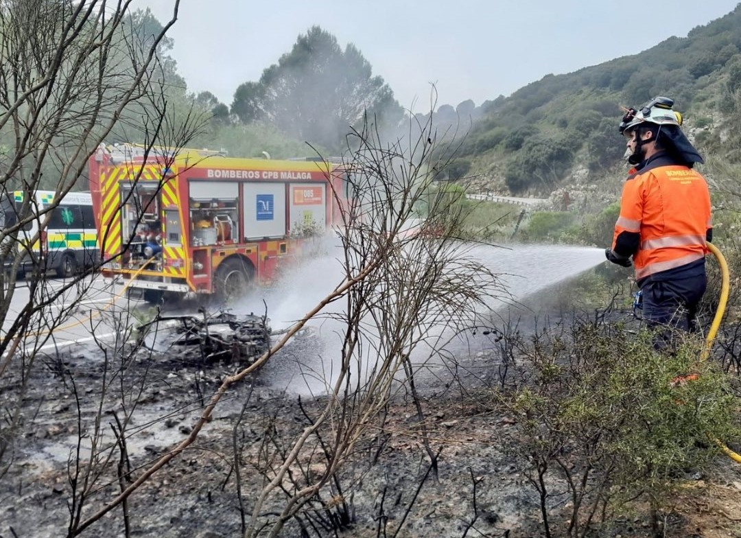 Los bomberos han tenido que sofocar el incendio en el monte que provocó la moto accidentada-. Foto Consorcio Provincial de Bomberos.