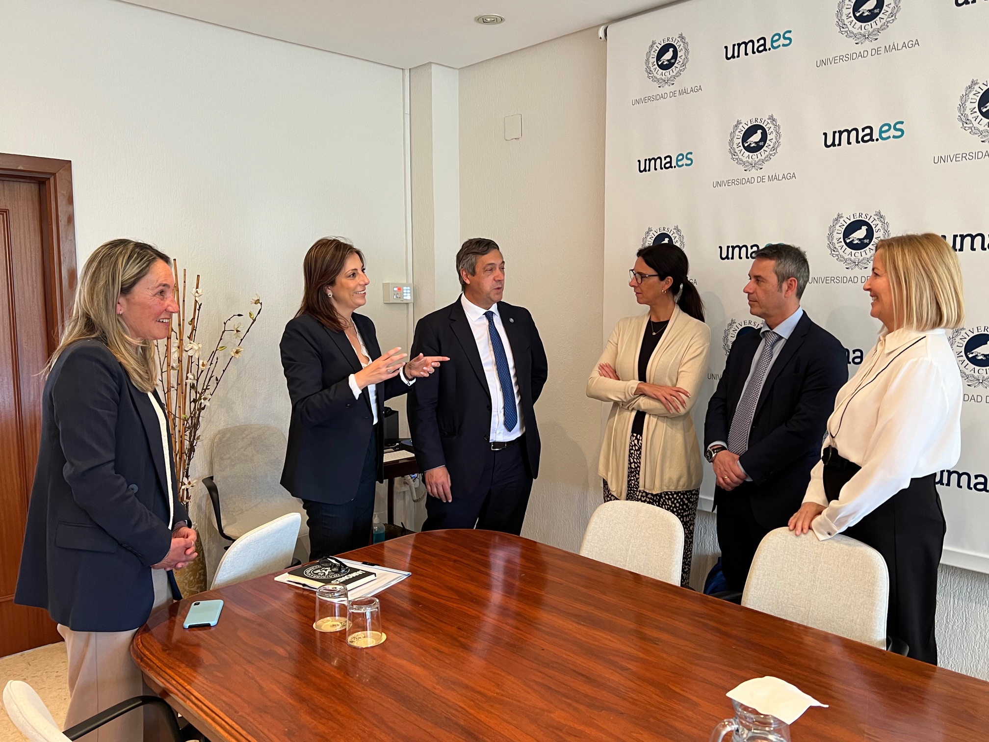 Al alcaldesa, junto al nuevo rector, en la reunión mantenida hoy en la Universidad de Málaga.