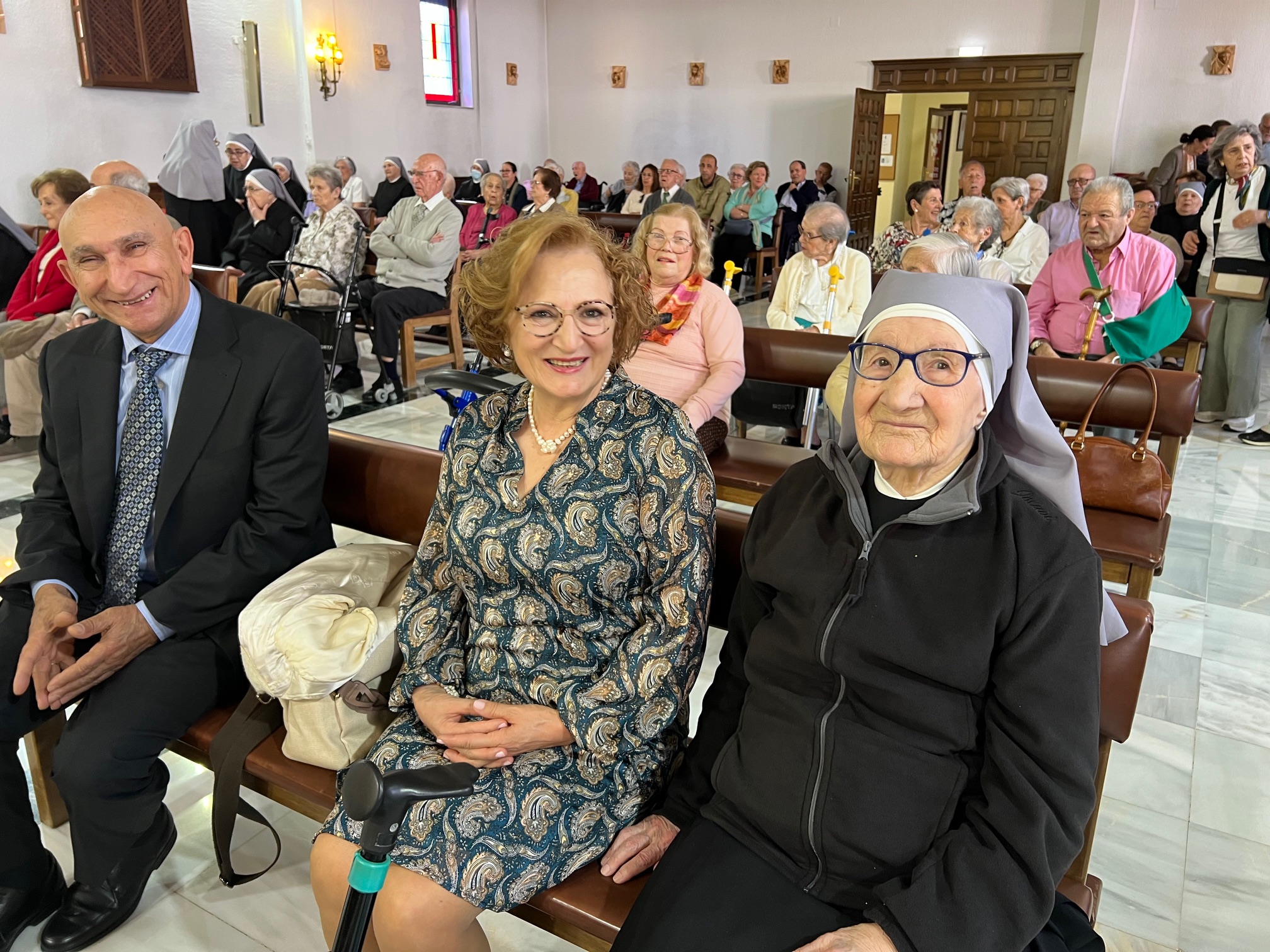 Sor Luisa, con sus dos sobrinos en la misa de su cien cumpleaños.