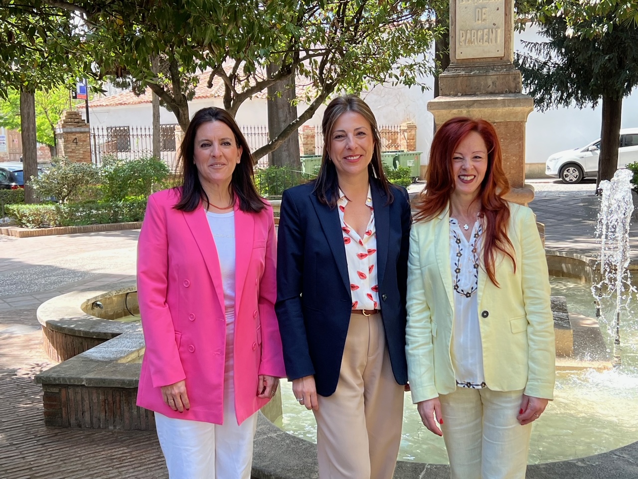 La presidenta, a la derecha de la imagen, junto a la concejal de Fiestas y a la alcaldesa.