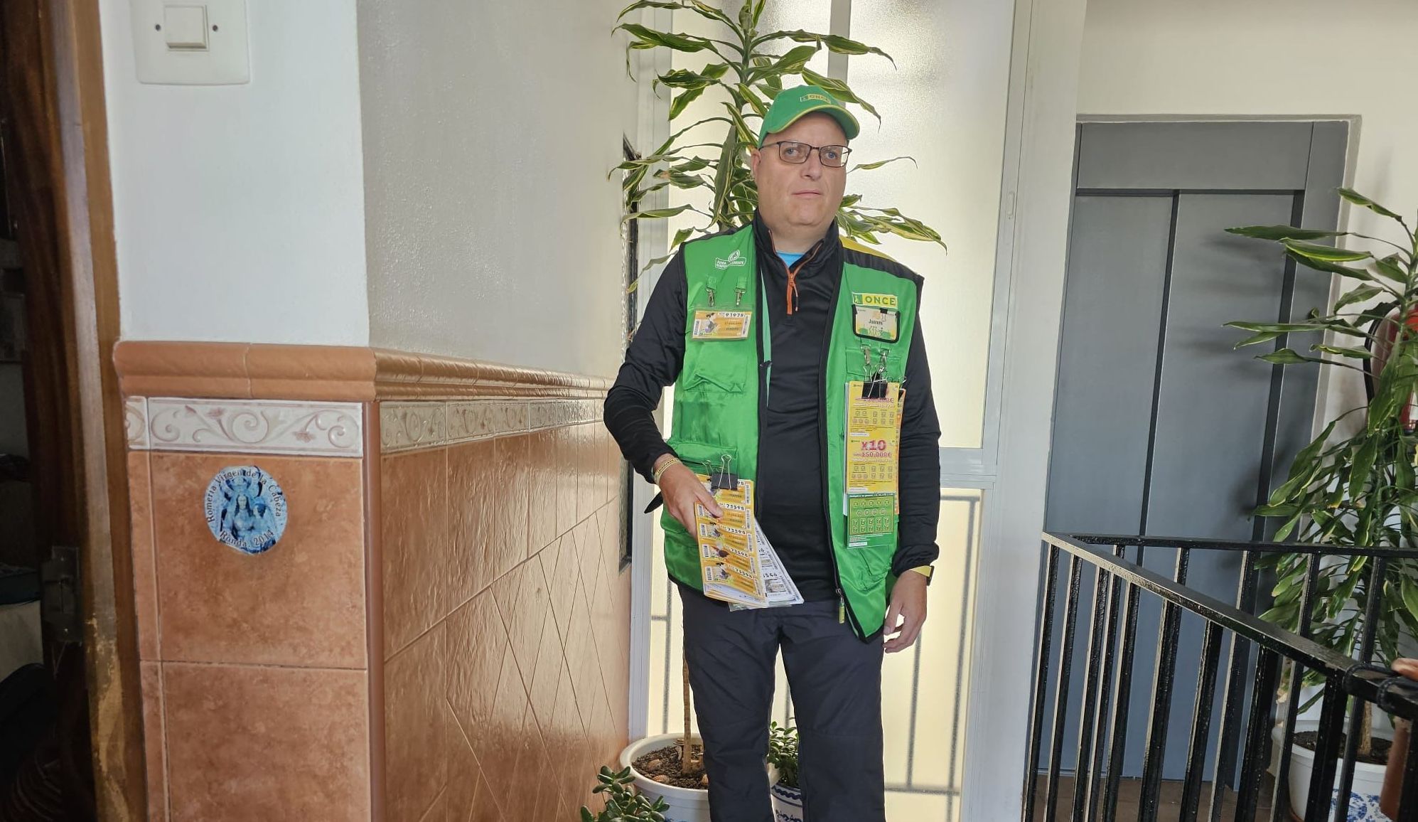 El vendedor Juan Miguel Bernal García ha repartido el premio.