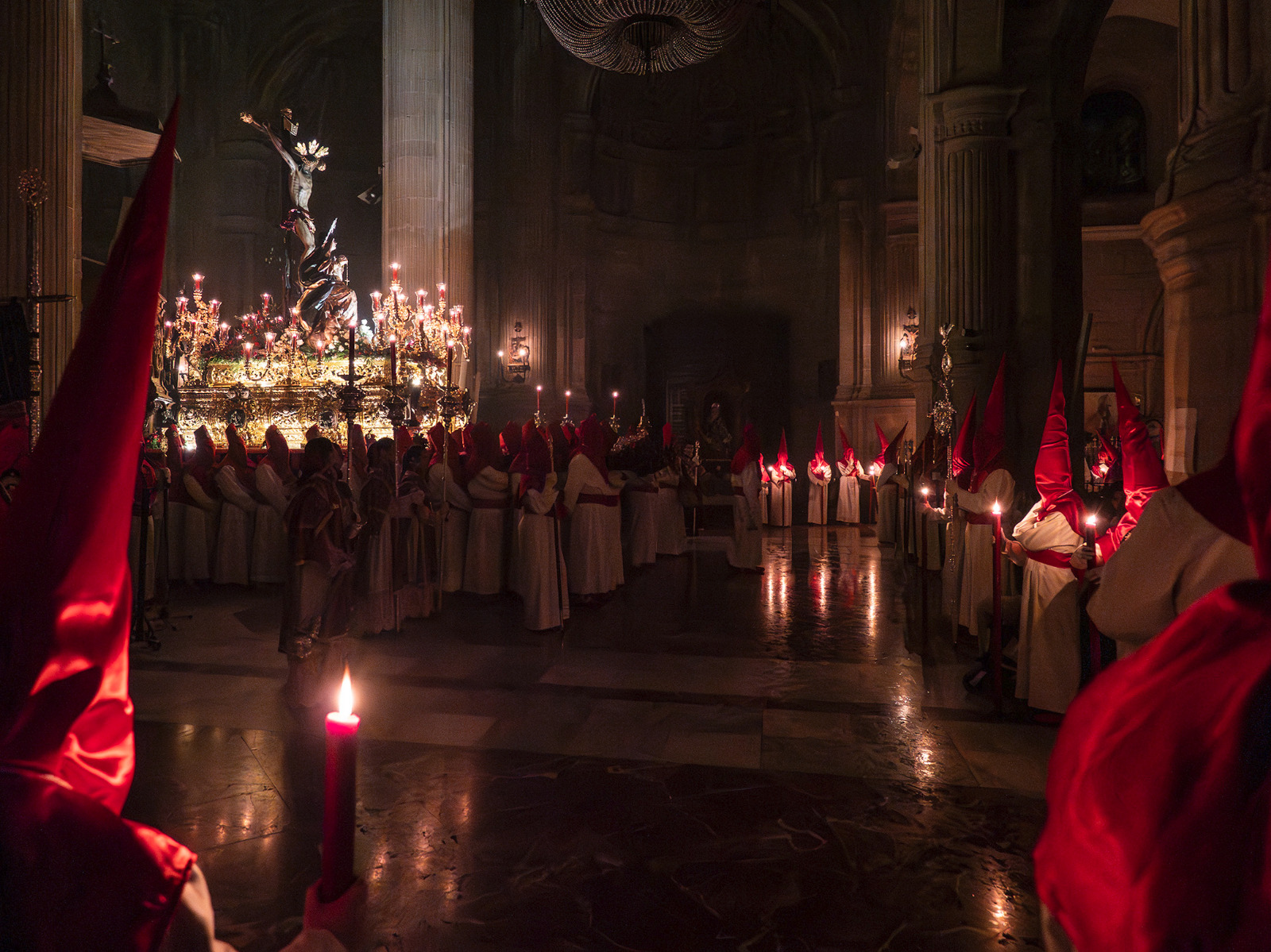 La imagen ganadora recoge la estación de penitencia que realizó 'El Silencio', en el interior del templo por la lluvia.