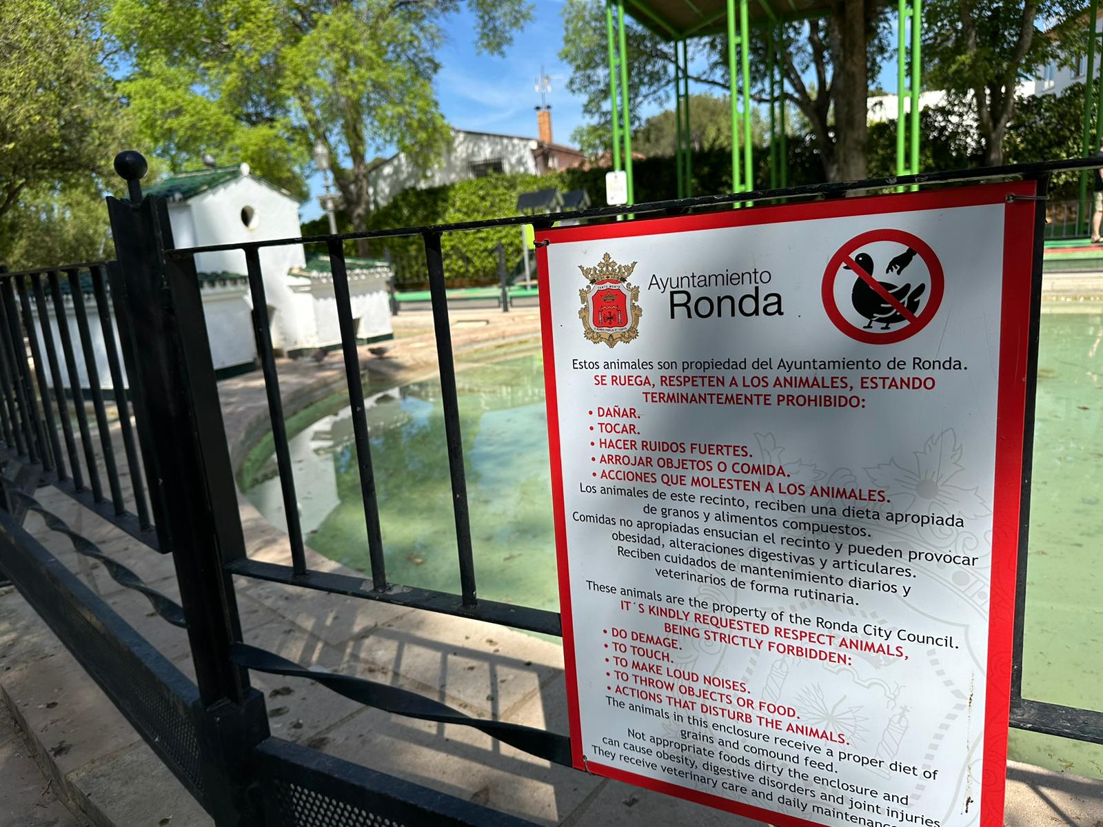 El estanque de la Alameda se queda sin pato por los actos vandálicos.