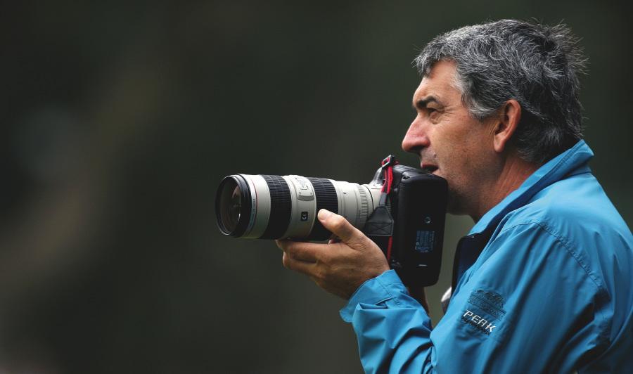 El fotoperiodista rondeño con su inseparable cámara.