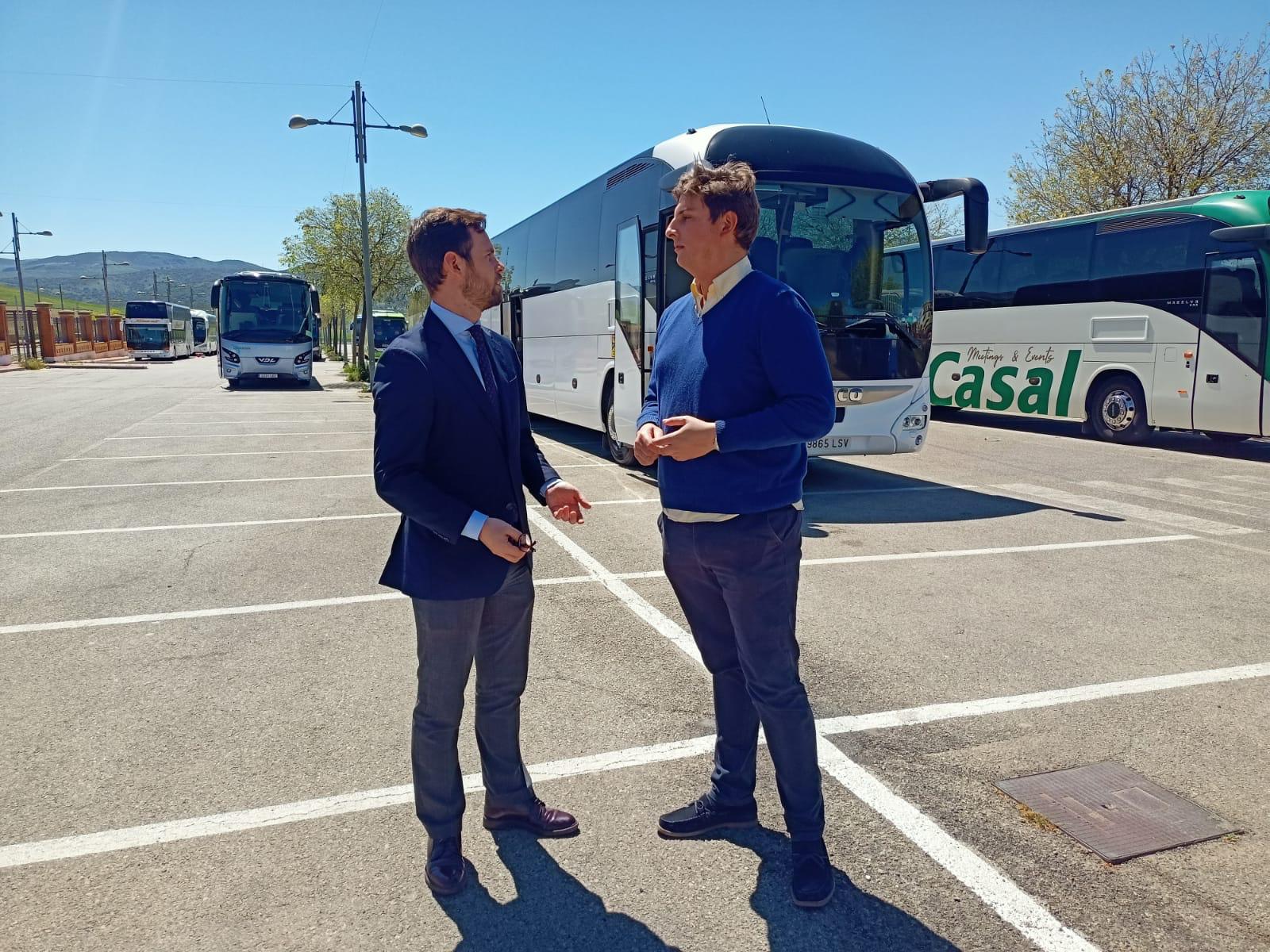 Tráfico regula el aparcamiento de autobuses del recinto ferial ‘Ángel Harillo’