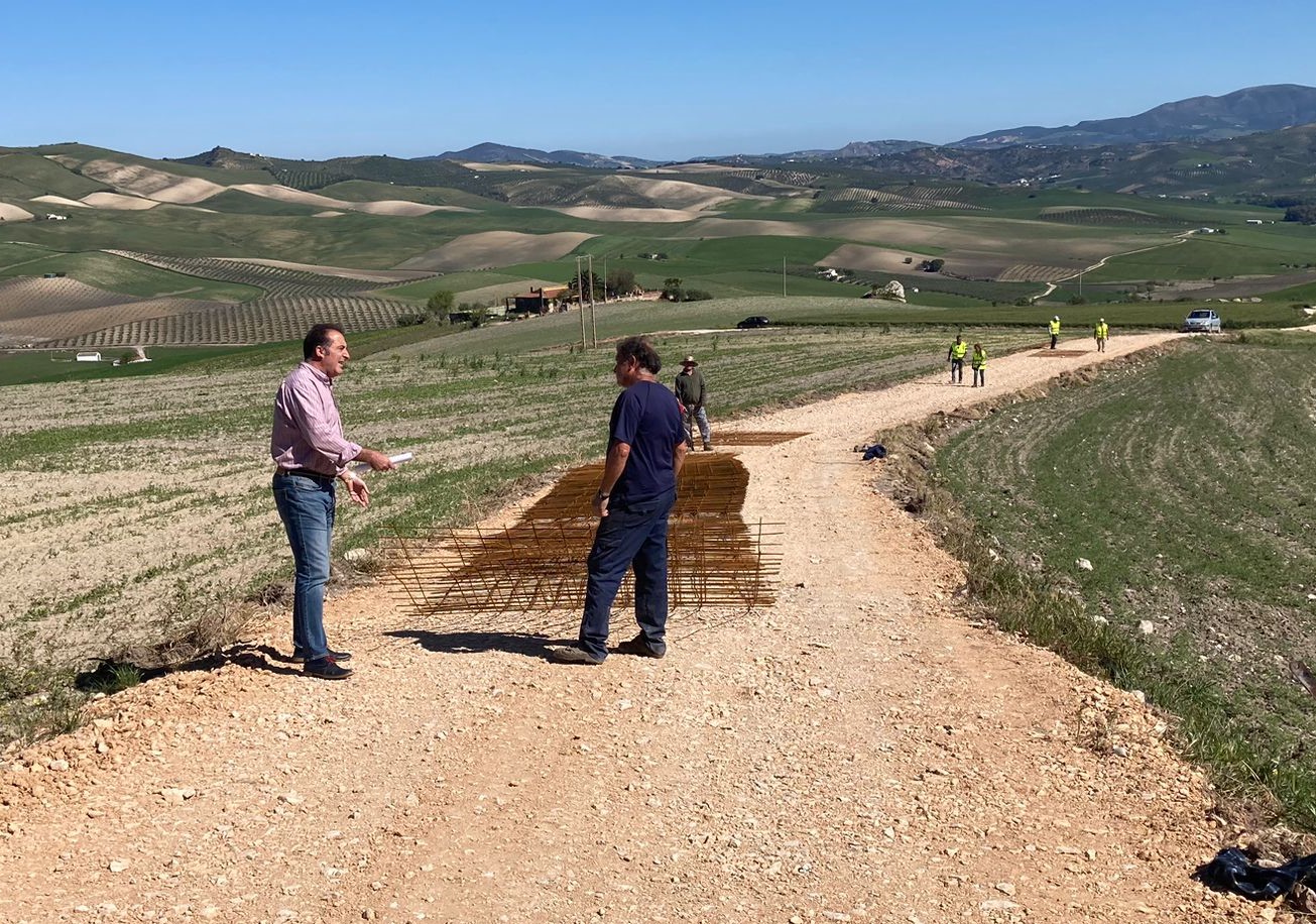 El concejal de Pedanías junto al alcalde pedáneo de Los Villalones, en las obras.