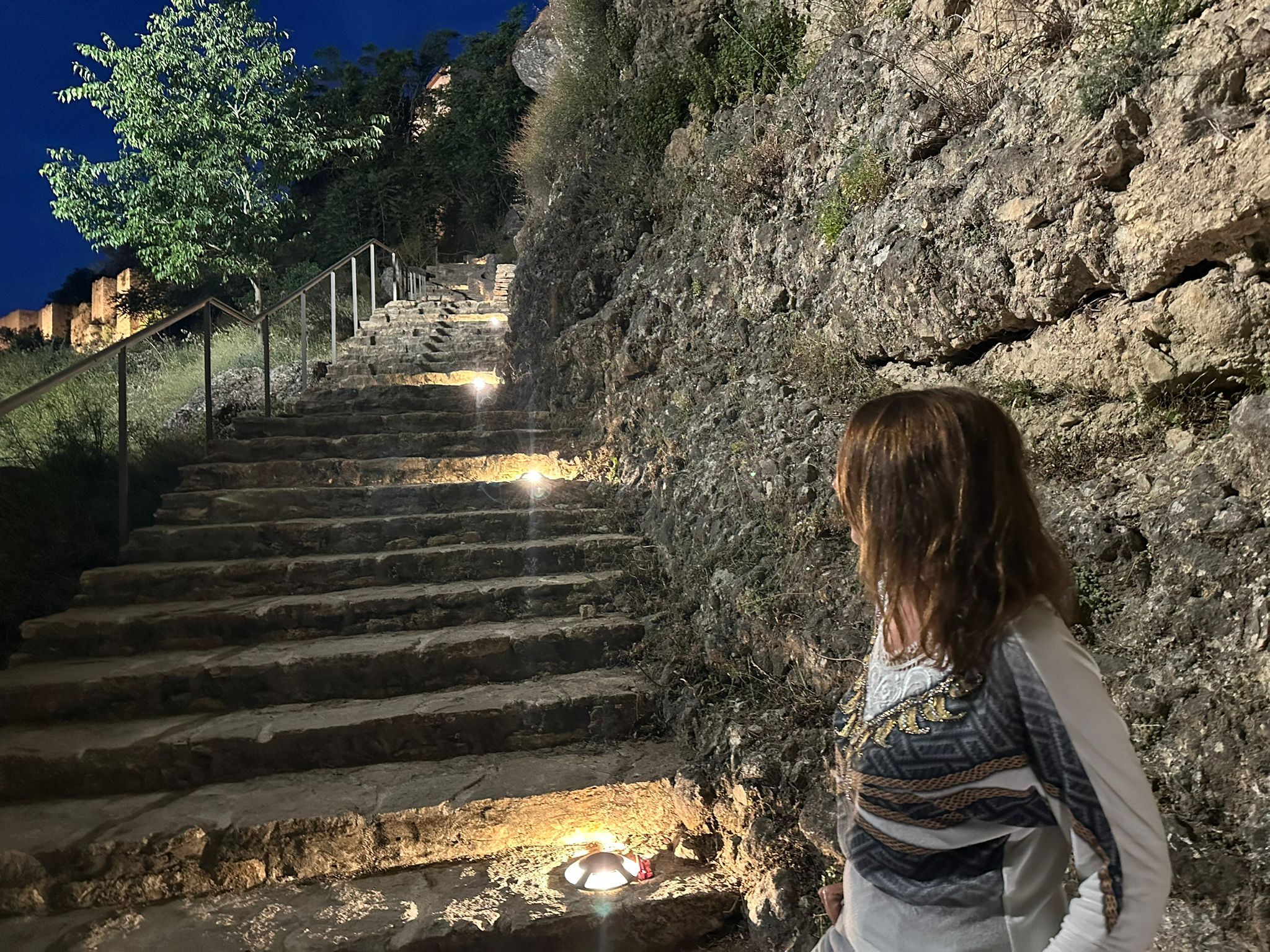 Así ha quedado la escalinata de la Puerta de la Cijara con la nueva iluminación.
