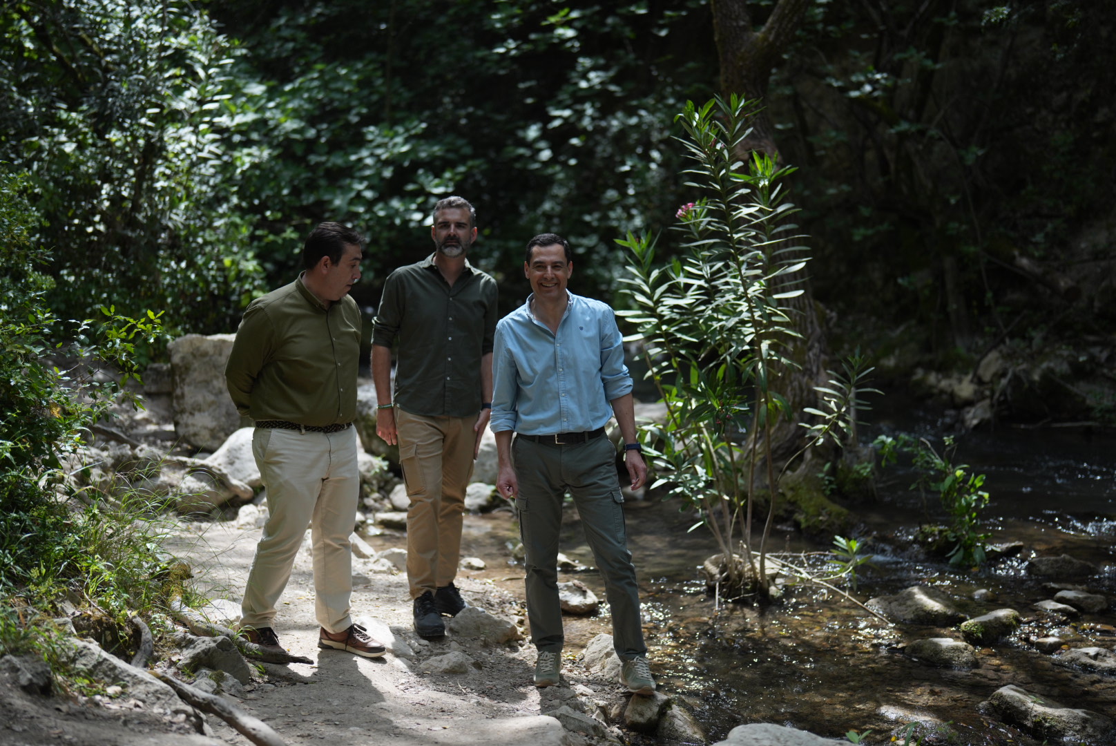 El presidente de Medio Ambiente junto al concejero de Medio Ambiente durante su visita al parque natural.