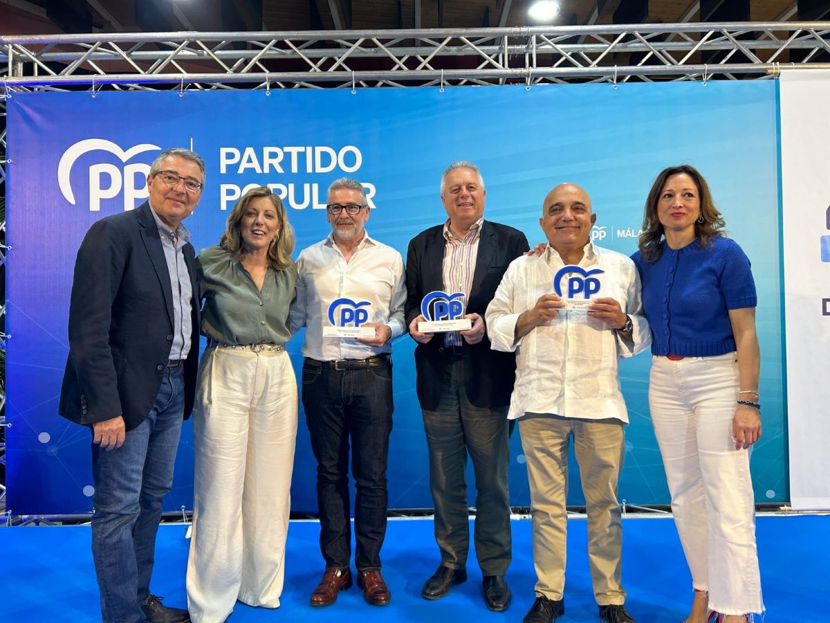 Dirigentes del PP de Málaga junto al concejal rondeño y los alcaldes serranos.