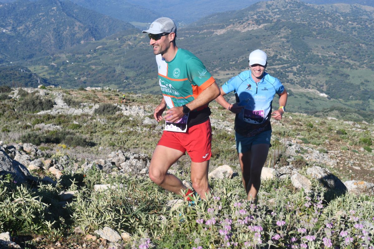 Dios de los participantes durante la carrera de montaña.