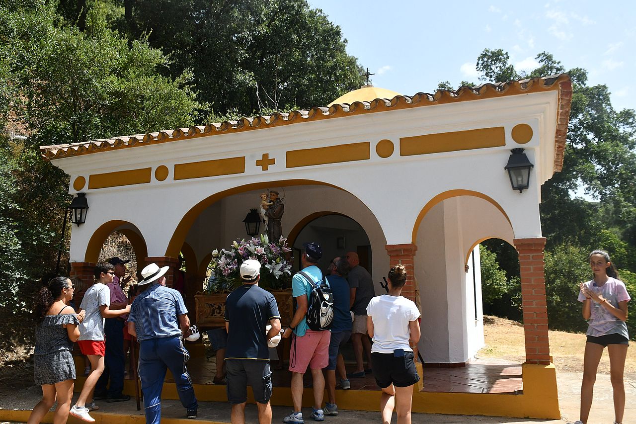 Un momento de la romería de San Antonio en la ermita de Pujerra.