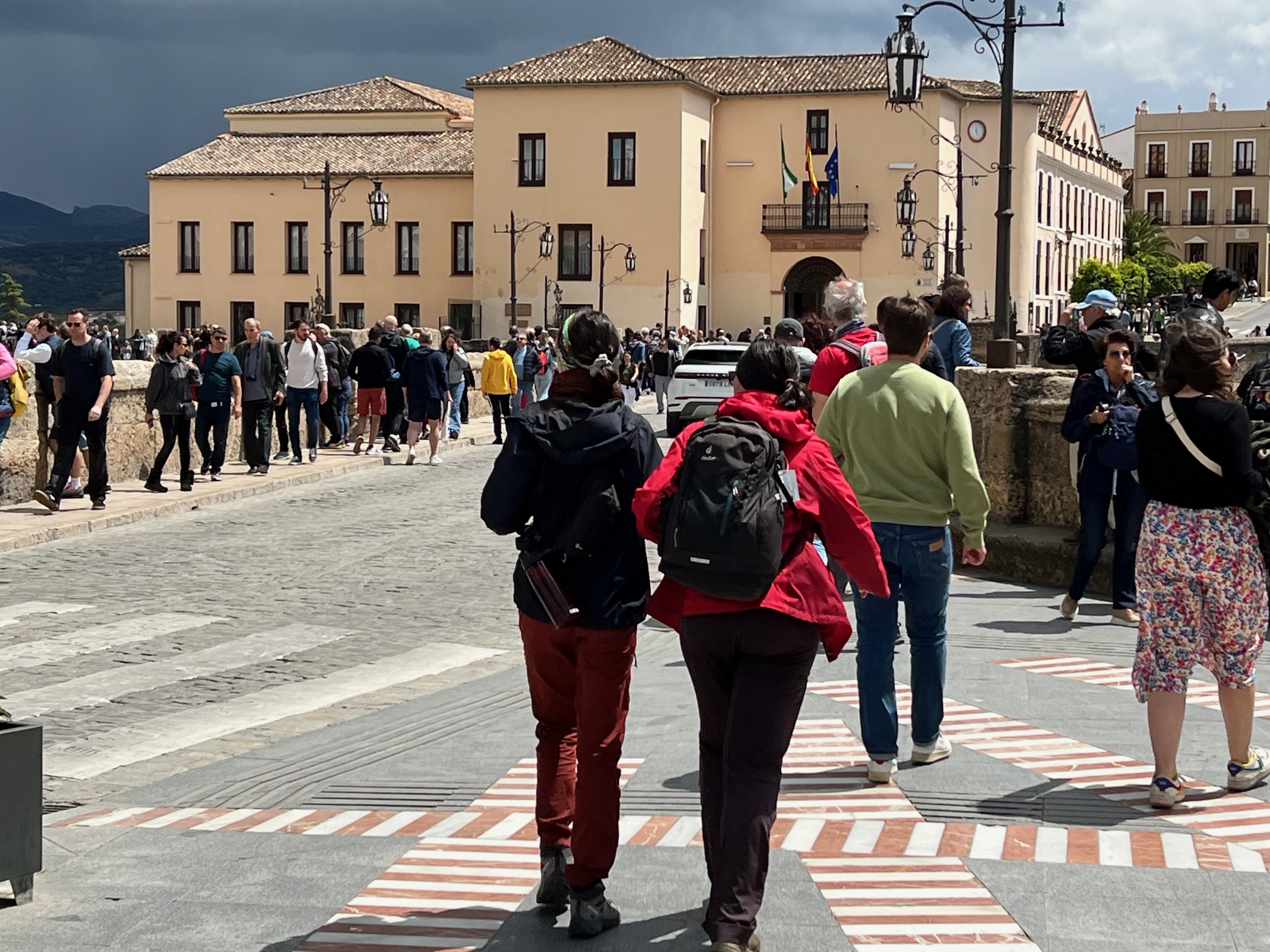 Turistas paseando por el Puente Nuevo durante estos días.