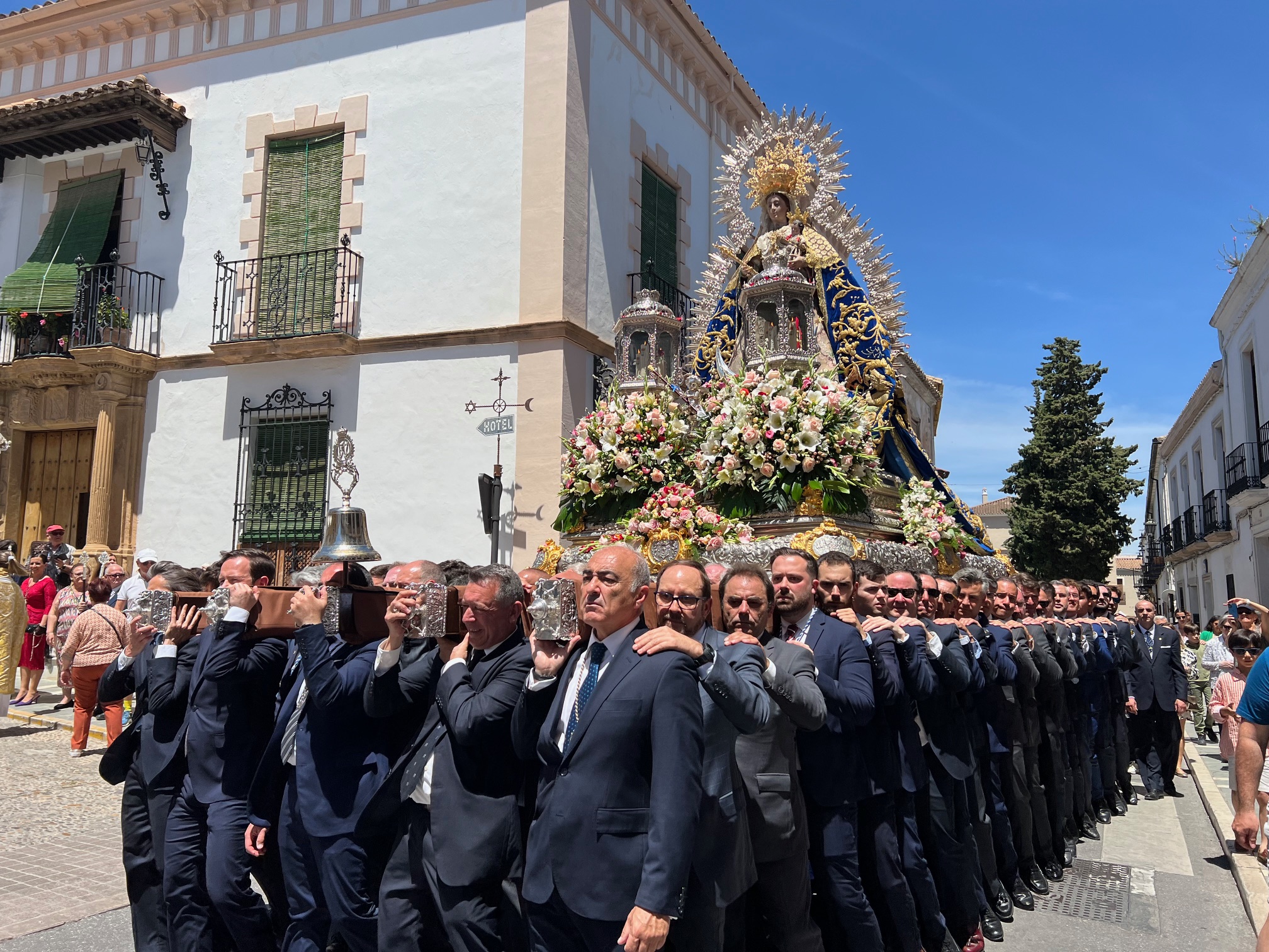 La Patrona, la Virgen de la Paz, brilla durante su desfile procesional por las calles de Ronda