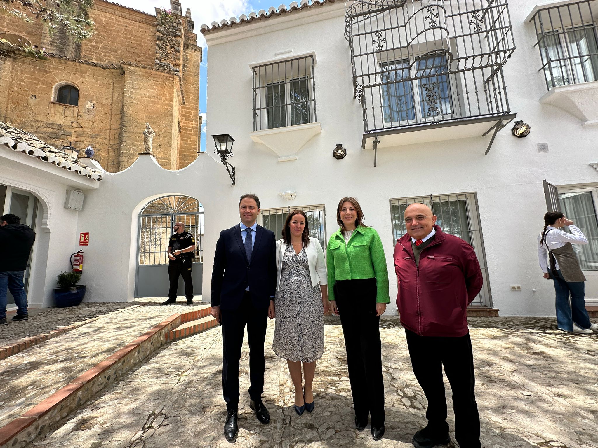 Los promotores del nuevo hotel junto a la alcaldesa y el primer teniente de alcalde en el acto de inauguración.