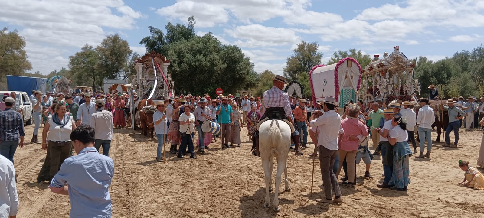 La Hermandad del Rocío de Ronda entra en la aldea almonteña tras seis días de camino
