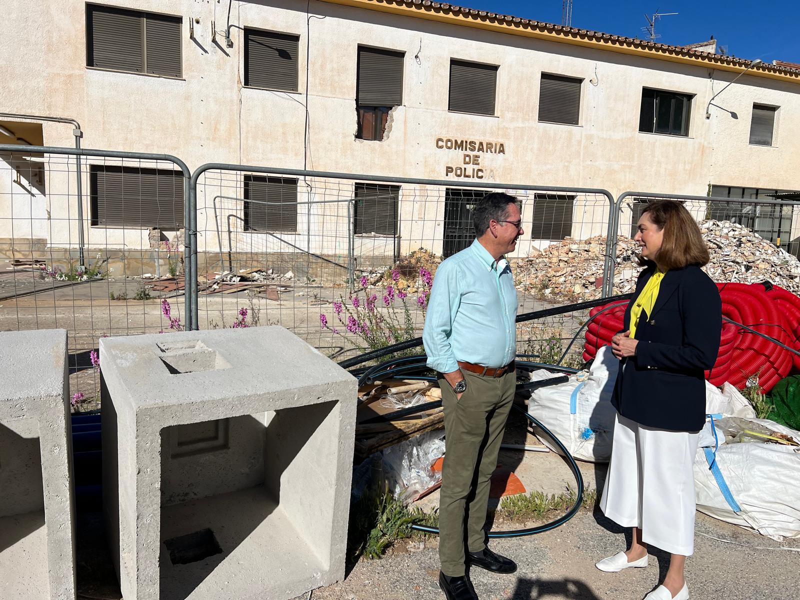 El parlamentario del PP y la concejal de Seguridad han dado una rueda de prensa a las puertas de la Comisaría.