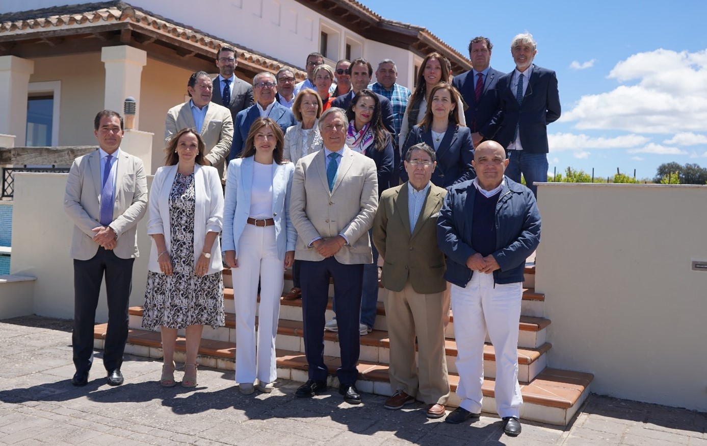 La alcaldesa, junto a responsables de la Cámara ce Comercio de Málaga y de Apymer.