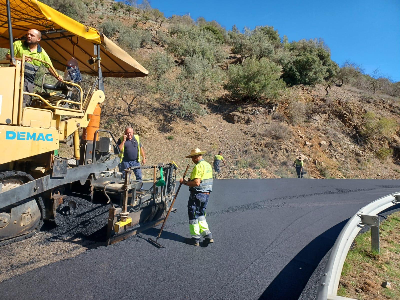 Obras de mejora en una carretera de la provincia de Málaga.