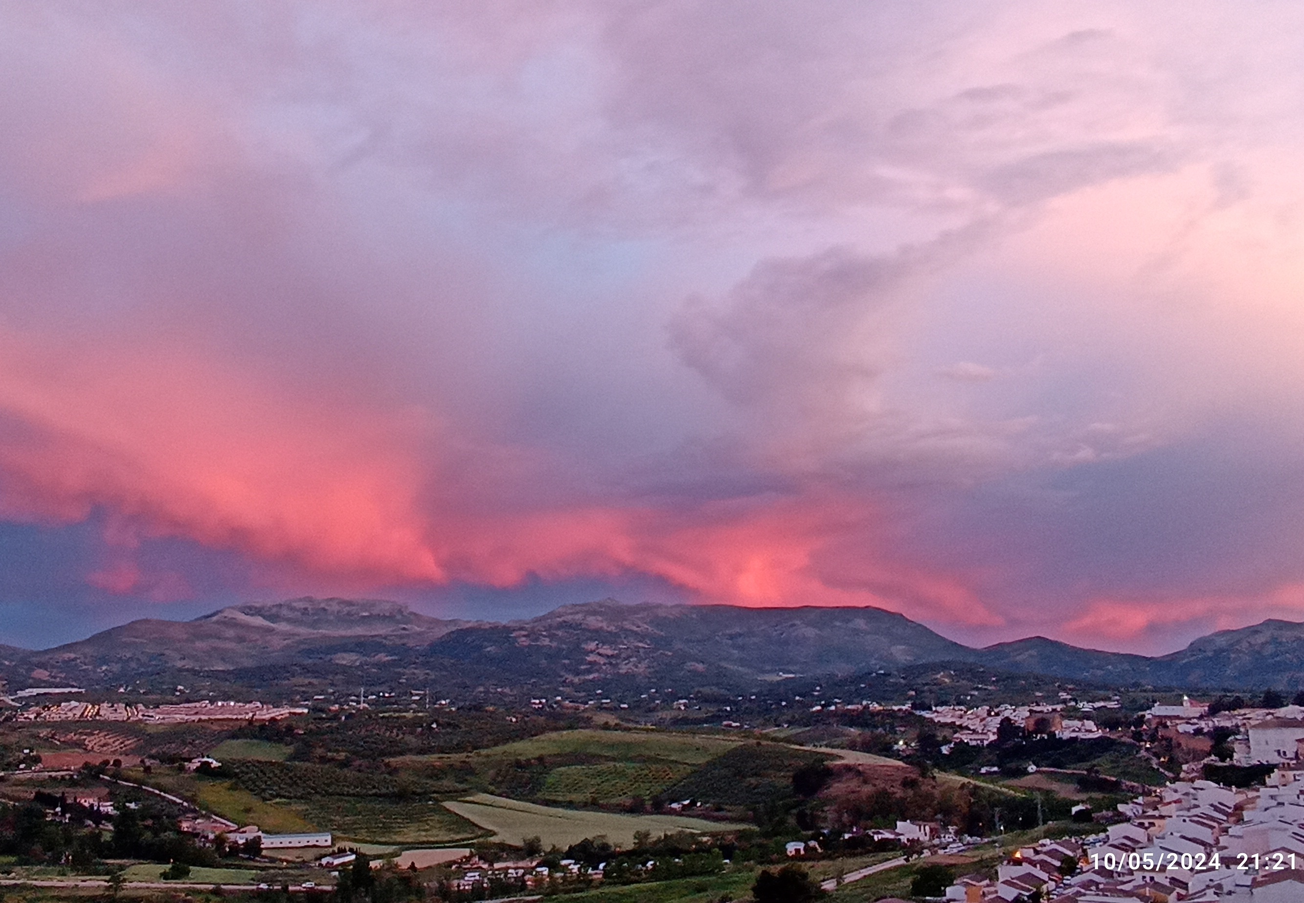 Espectaculares arreboles de intenso rojo púrpura, premonitorios de la aurora de aquella noche. Foto. Rafael Muñoz.