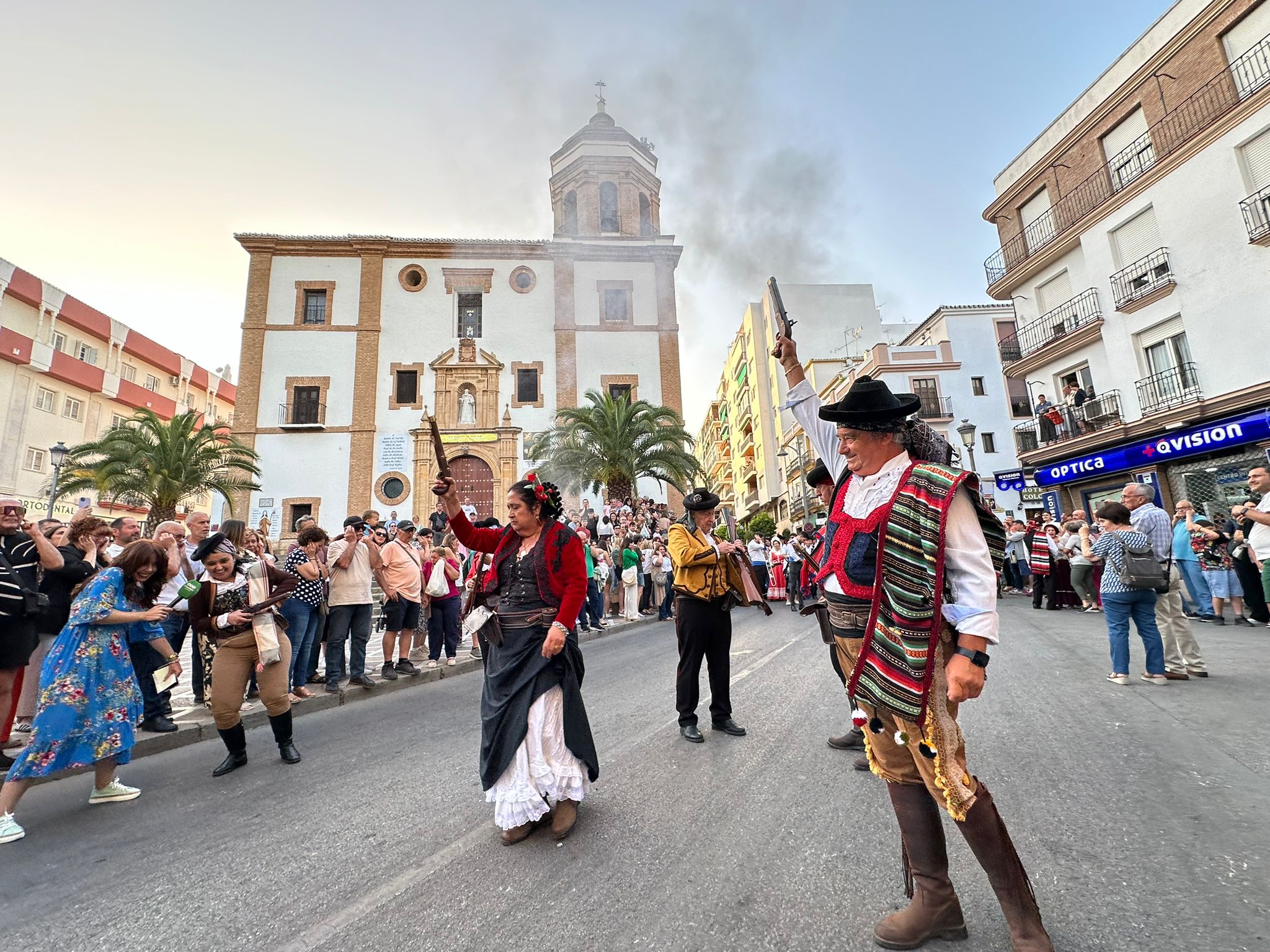 Un momento del pasacalles de Ronda Romántica.